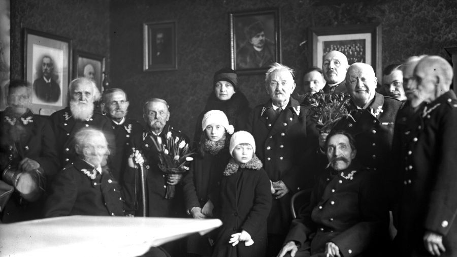 Rok 1928. Aleksandra Piłsudska z córkami Wandą i Jadwiga w schronisku dla weteranów 1863 roku. Fot. NAC/IKC