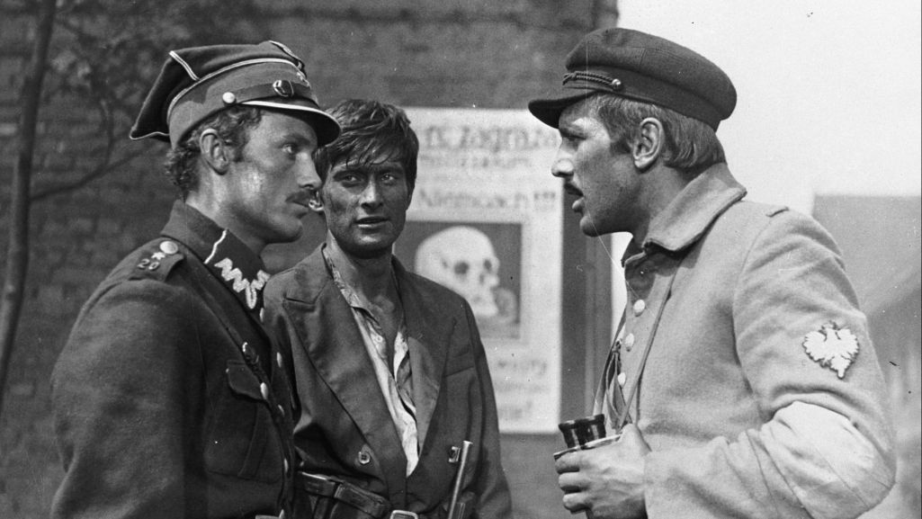 Na zdjęciu Daniel Olbrychski, Olgierd Łukasiewicz i Jan Englert w „Soli ziemi czarnej” (fot. PAP/ CAF)