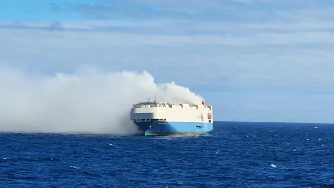 Felicity Ace płonie w odległości około 170 km na południe od wyspy Faial, wchodzącej w skład atlantyckiego archipelagu Azorów. (fot. marinha.pt)