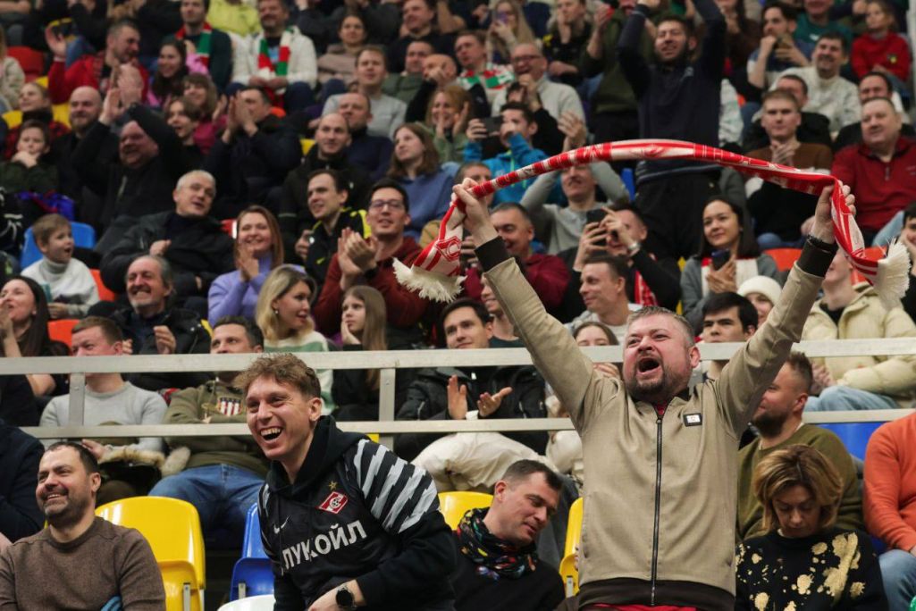 Заўзятары на матчу паміж расейскім клубам «Спартак» і зборнай свету. (Фота: Кубок Легенд | Legends Cup️ / Telegram)