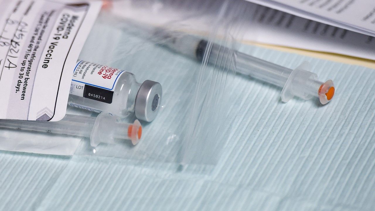 Naukowcy sprawdzili możliwość „zmieszania” szczepionek (fot. Ben Hasty/MediaNews Group/Reading Eagle via Getty Images)