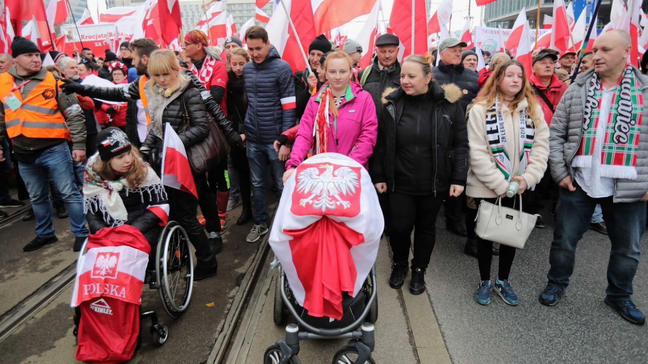 Uczestnicy Marszu Niepodległości (fot. PAP/Wojciech Olkuśnik) Uczestnicy Marszu Niepodległości (fot. PAP/Wojciech Olkuśnik)