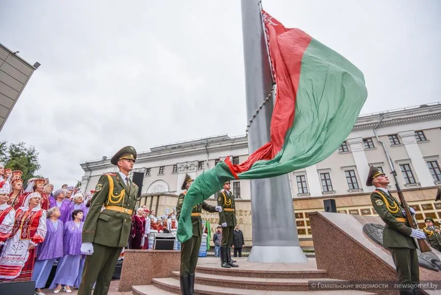 На плошчы Леніна ў Гомлі ўрачыста ўзнялі дзяржаўны сцяг. Гомель, Беларусь. (Фота: newsgomel.by)