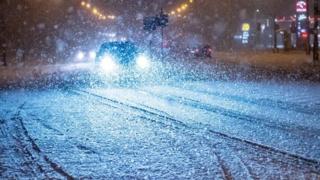 Trudne warunki na drogach po intensywnych opadach śniegu w Świdniku (fot. PAP/Wojtek Jargiło)