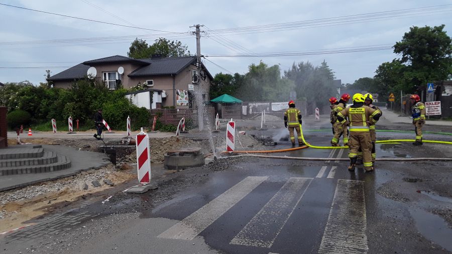 Pożar gazociągu w Gałkowie Dużym. Przyczyną była wada techniczna (fot. KP PSP Koluszki)
