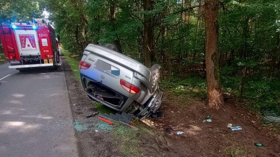 Groźny wypadek w Chojnem na DW480. Jedna osoba uwięziona w aucie, na miejscu lądował śmigłowiec LPR