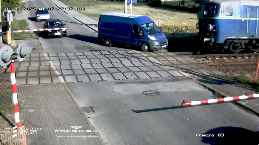 O włos od tragedii na torach. Kierowca wykazał się skrajną nieodpowiedzialnością. 