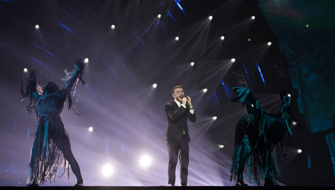 Krystian Ochman na scenie w Turynie (fot. eurovision.tv/EBU / CORINNE CUMMING)