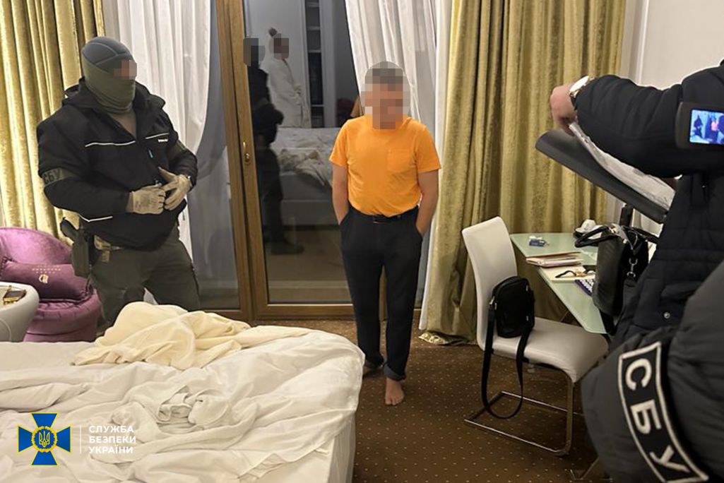 Затрыманне падазраванага ў крадзяжы грошай, выдаткаваных на зброю для ЗСУ. (Фота: Служба бяспекі Украіны / ssu.gov.ua)