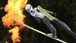 Kacper Tomasiak (fot. Getty) Kacper Tomasiak, który w niedzielę w Klingenthal wygrał cykl Letniego Pucharu Kontynentalnego w skokach narciarskich, był komplementowany przez trenera kadry A Macieja Maciusiaka. Nasz szkoleniowiec zapowiedział, że 18-latek będzie miał za tydzień okazję do debiutu w zawodach najwyższej rangi. Zmieni w składzie na finał Letniego Grand Prix Macieja Kota, który skakał przeciętnie w Hinzenbach. Tomasiak ma szansę na występy w elicie także w listopadzie, gdy ruszy Puchar Świata (fot. Getty)