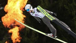 Kacper Tomasiak, który w niedzielę w Klingenthal wygrał cykl Letniego Pucharu Kontynentalnego w skokach narciarskich, był komplementowany przez trenera kadry A Macieja Maciusiaka. Nasz szkoleniowiec zapowiedział, że 18-latek będzie miał za tydzień okazję do debiutu w zawodach najwyższej rangi. Zmieni w składzie na finał Letniego Grand Prix Macieja Kota, który skakał przeciętnie w Hinzenbach. Tomasiak ma szansę na występy w elicie także w listopadzie, gdy ruszy Puchar Świata (fot. Getty)