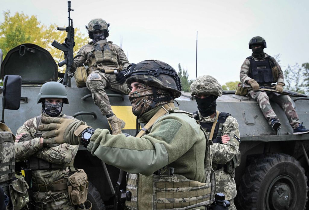 Здымак мае ілюстрацыйны характар. Украінскія вайскоўцы падраздзялення тэрытарыяльнай абароны падчас вучэнняў у Крывым Рогу, Украіна. 28 верасня 2022 года. (Фота: Genya Savilov / AFP / East News)