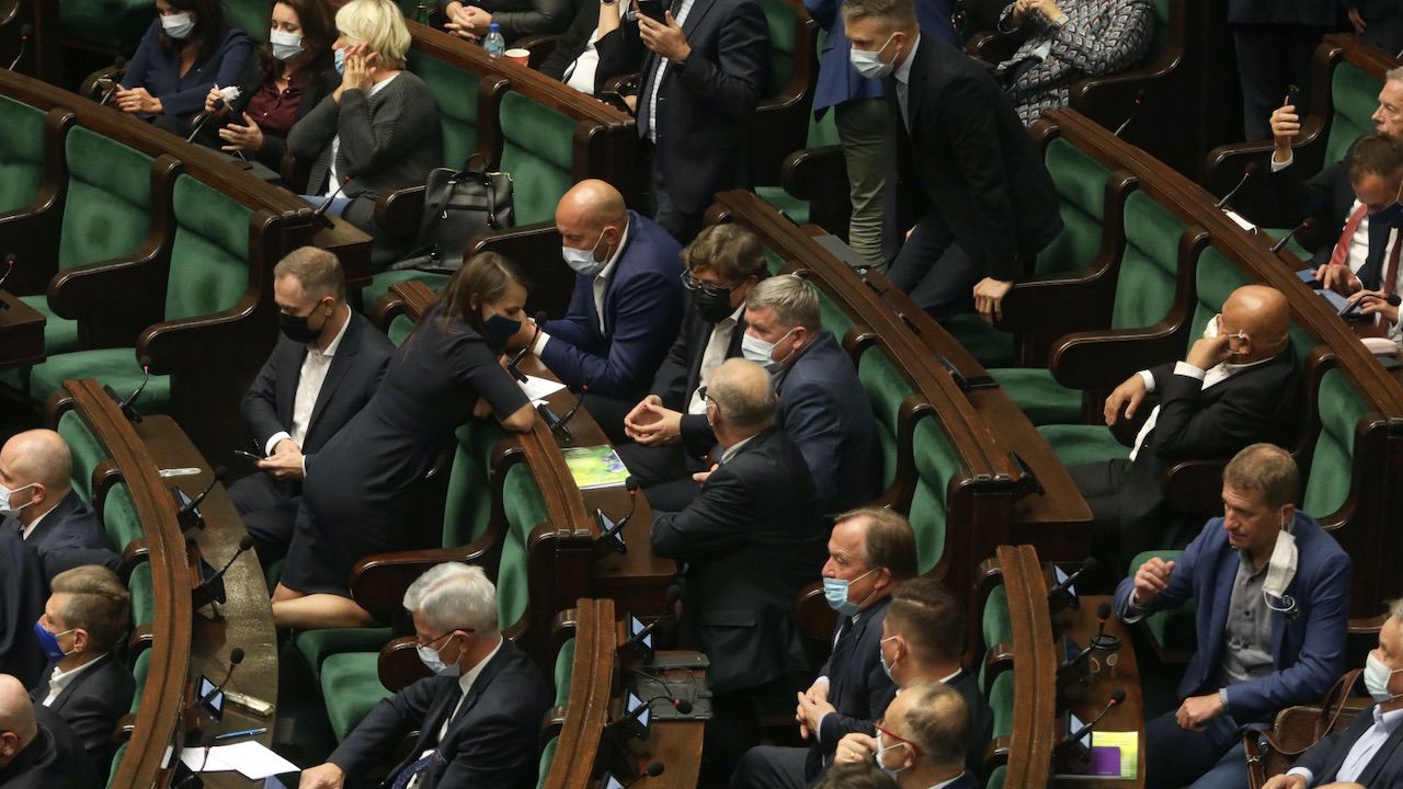 Poparły ją wszystkie koła i kluby poza KO i Lewicą (fot. PAP/Albert Zawada) Poparły ją wszystkie koła i kluby poza KO i Lewicą (fot. PAP/Albert Zawada)