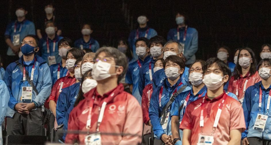 Wolontariusze igrzysk w Tokio ubrani byli w stroje firmy Aoki