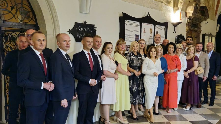 U Anny na imieninach. Msza na Świętym Krzyżu w intencji szefowej PiS odbija się echem. Zdjęcie: profil na FB Anna Krupki