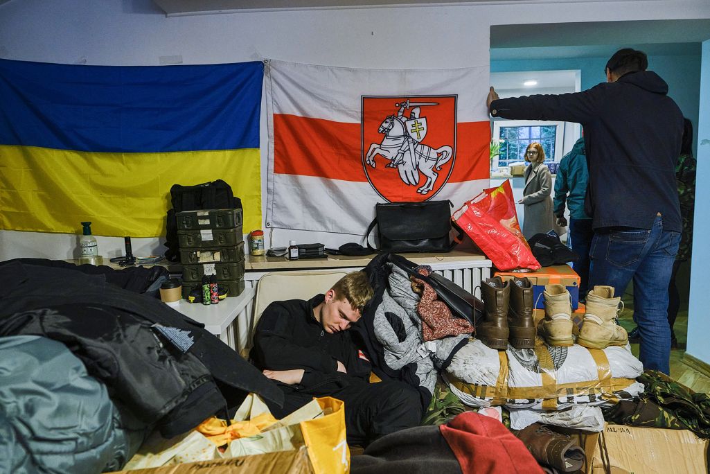 Здымак мае ілюстрацыйны характар. Мужчына спіць у Беларускім доме, чакаючы ад’езду ва Украіну, каб далучыцца да батальёну імя Кастуся Каліноўскага. Варшава, Польшча. 15 сакавіка 2022 года. (Фота: Raul Moreno / Zuma Press / Forum)