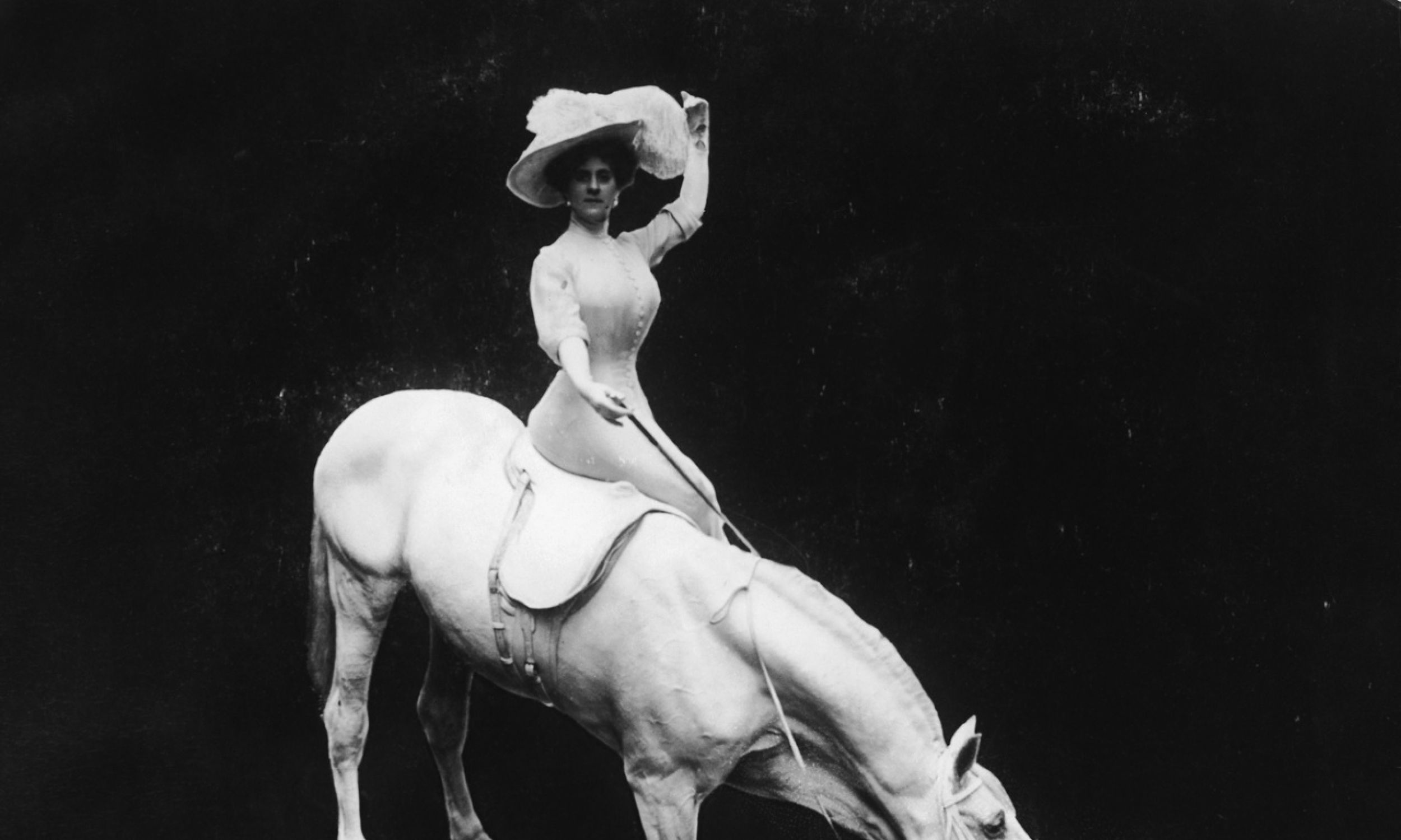 Niemiecka kaskaderka Therese Renz (1859-1938), z rodziny cyrkowej Renz z Berlina, dosiadająca jednego ze swoich koni w siodle bocznym, około 1895 r. Fot. FPG/Hulton Archive/Getty Images