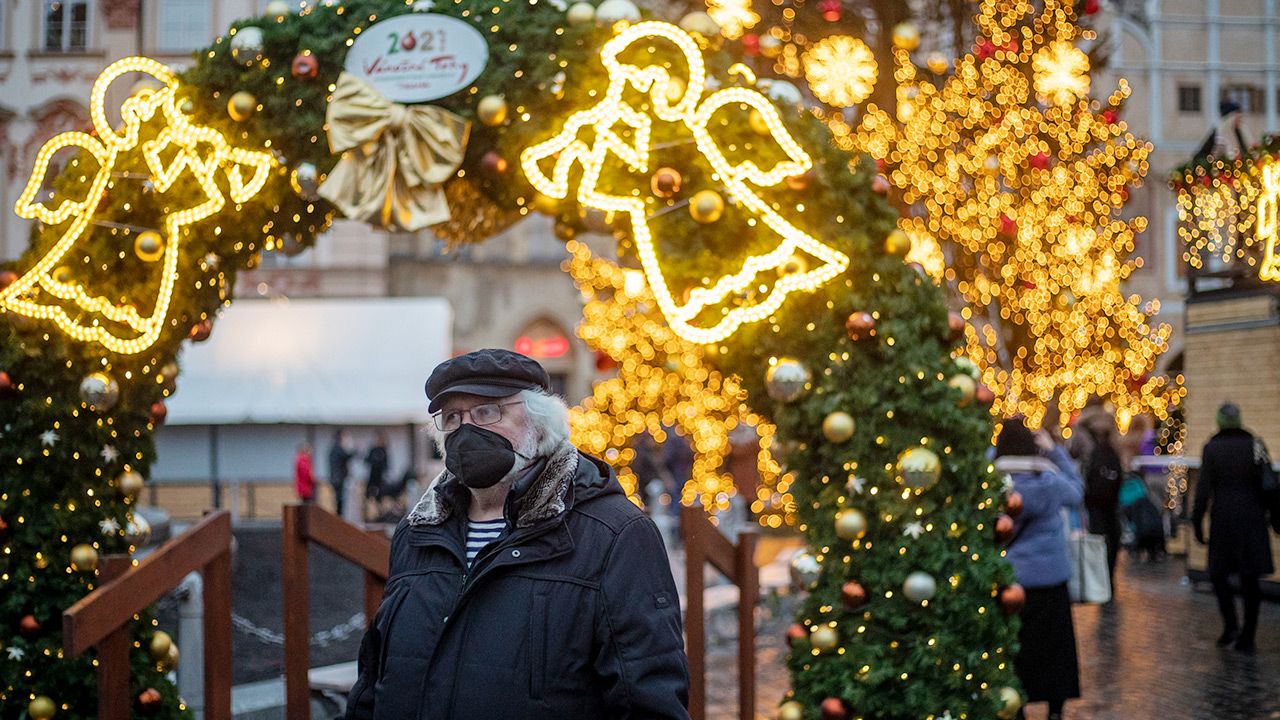 Część jarmarków bożonarodzeniowych w Czechach odbywa się mimo zakazu (fot. PAP/EPA/MARTIN DIVISEK)