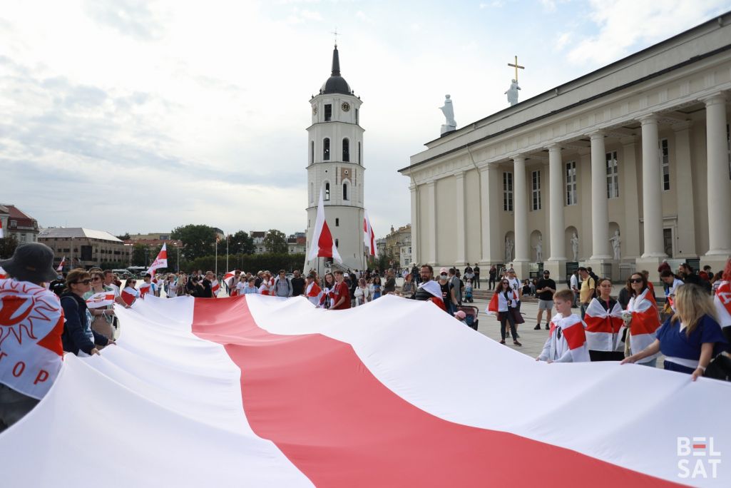 Здымак мае ілюстрацыйны характар. Марш годнасці з нагоды трэцяй гадавіны выбараў у Беларусі, які пройдзе ад Катэдральнай плошчы да амбасады Беларусі. Вільня, Літва. 9 жніўня 2023 года. (Фота: Белсат)