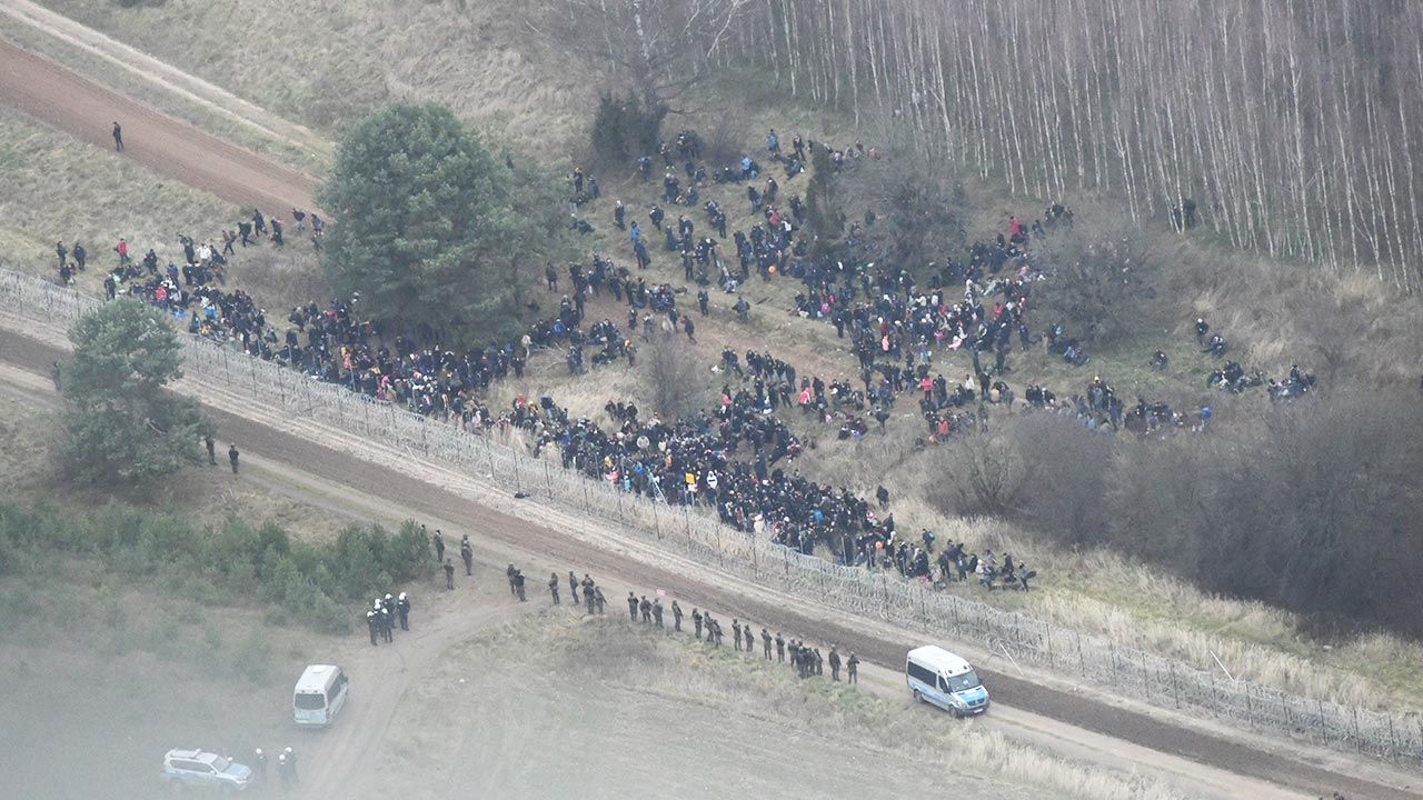 Część migrantów wyszła już z lasu (fot. Polish Ministry Of Defence via Getty Images)