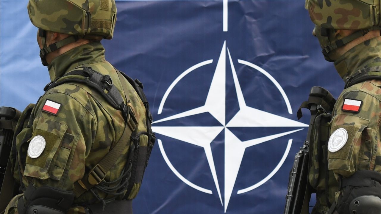 Kraje NATO już tworzą konkretne plany i ćwiczą zabezpieczanie powojennej Ukrainy. Jedną z gł&oacute;wnych r&oacute;l w tej operacji ma odgrywać Polska &ndash; dowiedziało się w kwaterze...