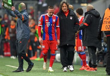 Franck Ribery (L) i niepracujący już w Bayernie doktor Hans-Wilhelm Mueller-Wohlfahrt (fot. Getty)