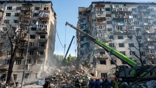 Ратаўнікі ДСНС Украіны разбіраюць завалы пасля абрушэння пад'езду ў выніку расейскай атакі ў Саломянскім раёне Кіева, Украіна. 17 чэрвеня 2025 года. Фота: Danylo Antoniuk / Anadolu / Abaca Press / East News