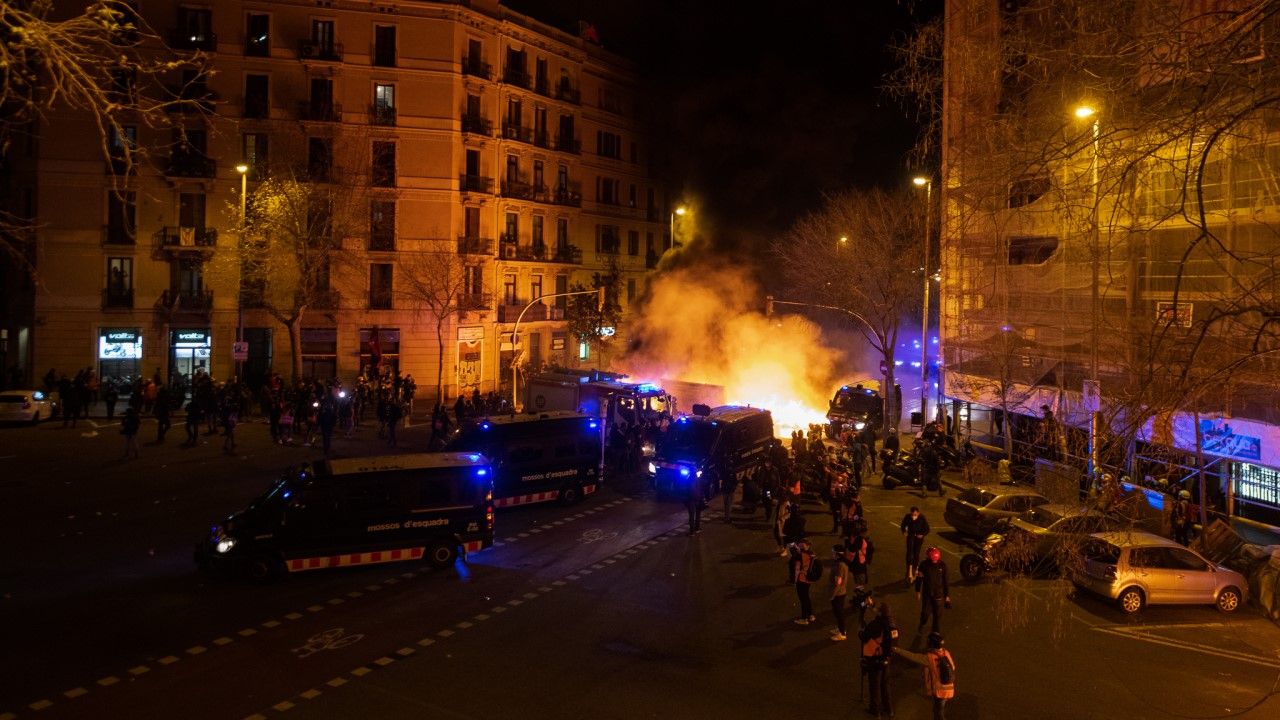W kilku miejscach Barcelony wandale ustawili barykady z koszy na śmieci (fopt. Adria Puig/Anadolu Agency via Getty Images) W kilku miejscach Barcelony wandale ustawili barykady z koszy na śmieci (fopt. Adria Puig/Anadolu Agency via Getty Images)