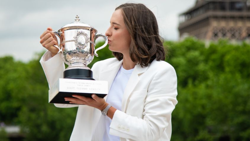 Niedzielna sesja zdjęciowa Igi Świątek na paryskim moście Bir-Hakeim po wygranej we French Open 2022 (fot. Getty)