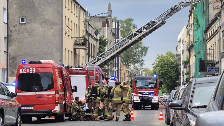 Pożar mieszkania w kamienicy przy ul. Wysokiej 13 w Łodzi (fot. LDZ Zmotoryzowani łodzianie)