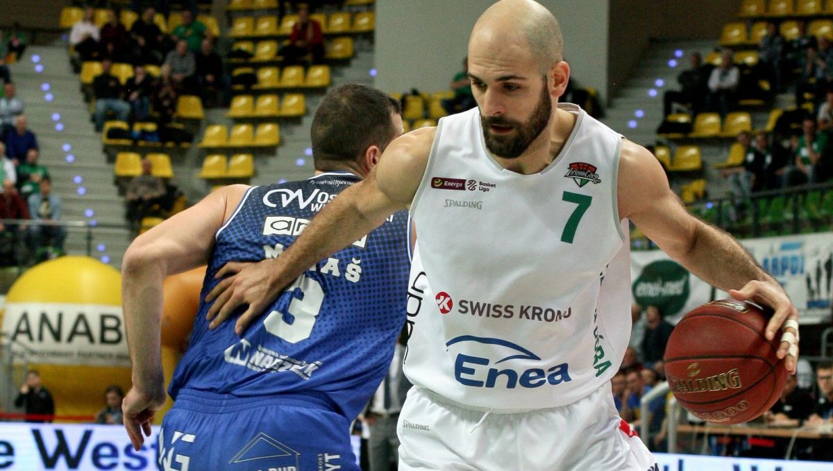 Zawodnik Stelmetu Enea BC Zielona Góra Zeljko Sakic (P) (fot. PAP/Lech Muszyński)